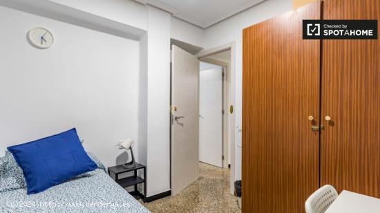 Acogedora habitación en apartamento de 5 dormitorios en Quatre Carreres - VALENCIA