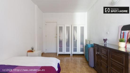 Se alquila habitación dinámica en piso de 9 habitaciones en Moncloa - MADRID