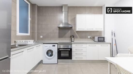 Habitación luminosa en un apartamento de 5 dormitorios en L'Eixample - VALENCIA