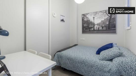 Habitación amueblada en un apartamento de 5 dormitorios en L'Eixample - VALENCIA