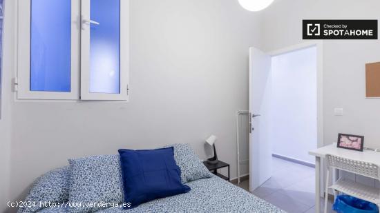 Habitación amueblada en un apartamento de 5 dormitorios en L'Eixample - VALENCIA