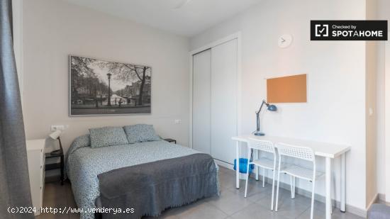 Amplia habitación en un apartamento de 5 dormitorios en L'Eixample - VALENCIA