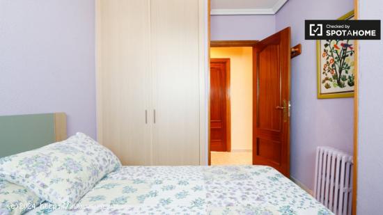 Se alquila habitación ordenada en apartamento de 3 dormitorios en Usera - MADRID