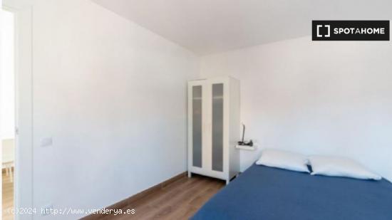 Amplia habitación en alquiler en piso de 4 dormitorios en L'Hospitalet de Llobregat - BARCELONA