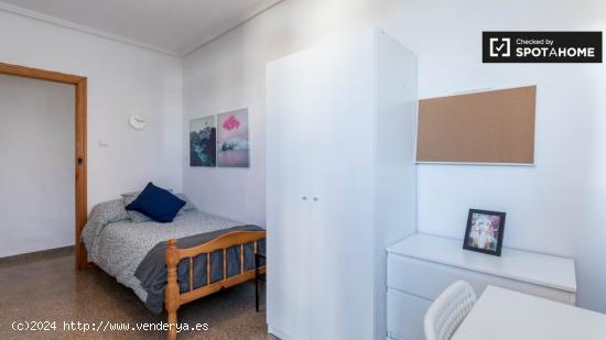 Habitación luminosa en apartamento de 5 dormitorios en Rascanya - VALENCIA