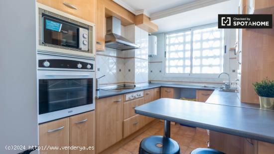 Habitación luminosa en apartamento de 5 dormitorios en Rascanya - VALENCIA