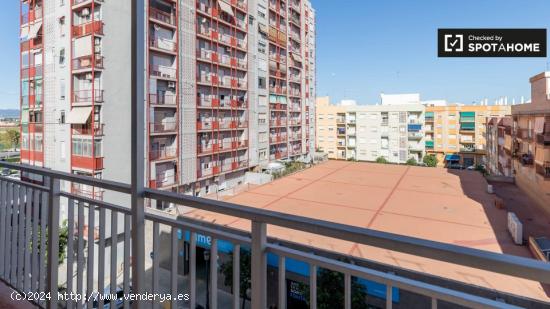 Habitación soleada en apartamento de 5 dormitorios en Rascanya - VALENCIA