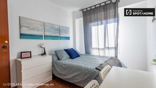 Habitación soleada en apartamento de 5 dormitorios en Campanar - VALENCIA