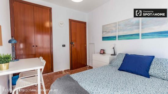 Habitación soleada en apartamento de 5 dormitorios en Campanar - VALENCIA