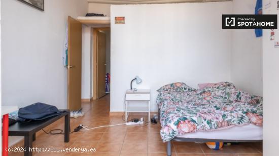 Alegre habitación en alquiler en apartamento de 4 dormitorios en Centro - MADRID