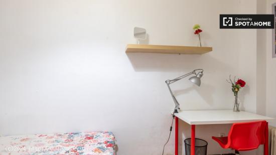 Adorable habitación en alquiler en apartamento de 8 dormitorios en Argüelles - MADRID