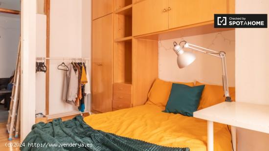 Se alquila preciosa habitación en apartamento de 7 dormitorios en Malasaña - MADRID