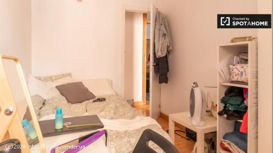 Se alquila habitación hogareña en apartamento de 7 dormitorios en Malasaña - MADRID