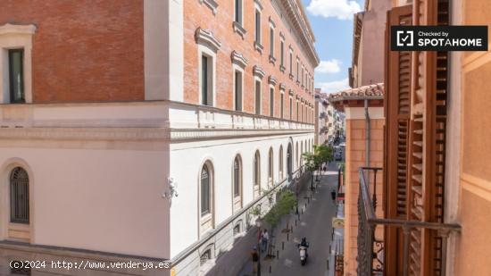 Se alquila habitación hogareña en apartamento de 7 dormitorios en Malasaña - MADRID