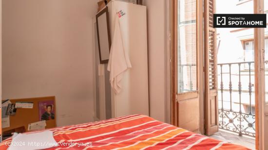 Se alquila habitación soleada en apartamento de 7 dormitorios en Malasaña - MADRID