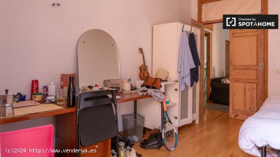 Se alquila habitación luminosa en apartamento de 7 dormitorios en Malasaña - MADRID