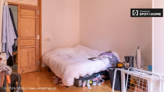 Se alquila habitación luminosa en apartamento de 7 dormitorios en Malasaña - MADRID