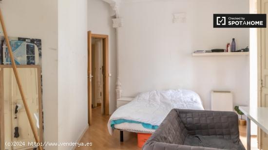 Encantadora habitación en alquiler en apartamento de 7 dormitorios en Centro - MADRID