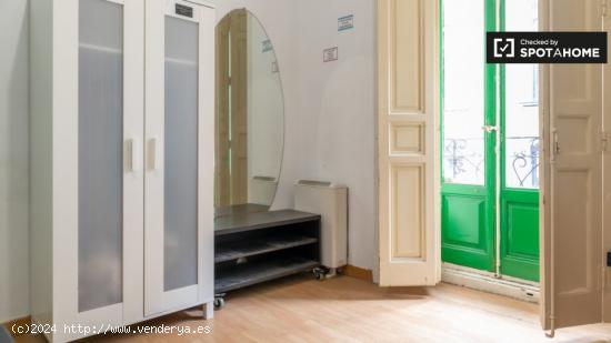 Se alquila habitación animada en apartamento de 7 dormitorios en Centro - MADRID