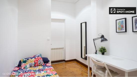 Bonita habitación con cama de matrimonio en alquiler en Argüelles - MADRID