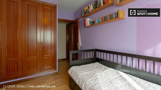 Se alquila habitación en apartamento de 3 dormitorios en Vicálvaro, Madrid - MADRID