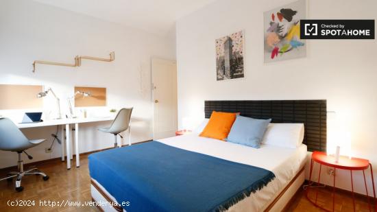 Cómoda habitación en alquiler en apartamento de 6 dormitorios, Nueva España - MADRID