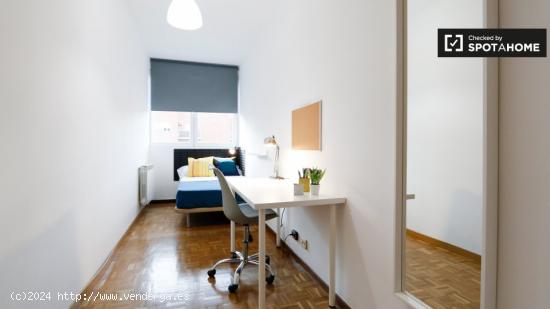 Moderna habitación en alquiler en apartamento de 6 dormitorios, Nueva España - MADRID