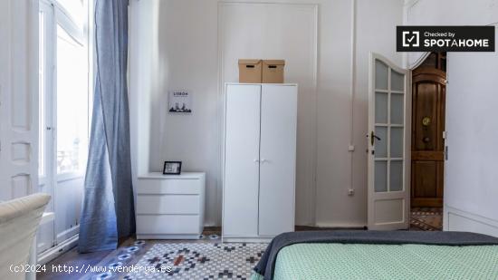 Se alquila habitación moderna en apartamento de 7 dormitorios en Ciutat Vella - VALENCIA