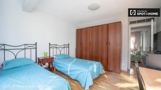 Habitación luminosa en alquiler en apartamento de 3 dormitorios en Aluche - MADRID