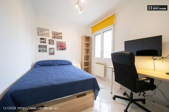  Se alquila habitación luminosa en apartamento de 5 dormitorios en Ciudad Lineal - MADRID 