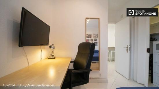 Se alquila habitación luminosa en apartamento de 5 dormitorios en Ciudad Lineal - MADRID