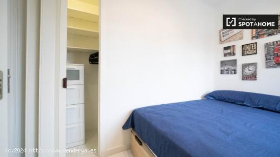 Se alquila habitación luminosa en apartamento de 5 dormitorios en Ciudad Lineal - MADRID