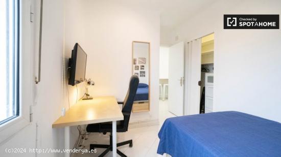 Se alquila habitación luminosa en apartamento de 5 dormitorios en Ciudad Lineal - MADRID