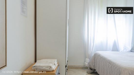 Encantadora habitación en alquiler en apartamento de 4 dormitorios en Camins al Grau - VALENCIA