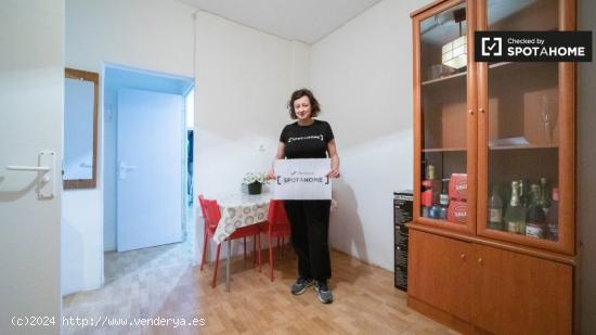 Se alquila habitación amueblada en piso de 2 dormitorios en Alcalá de Henares - MADRID