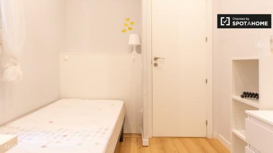 Se alquila habitación en piso de 5 dormitorios en Chamberí - MADRID