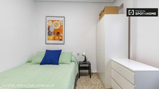 Encantadora habitación con cama doble en alquiler en Patraix - VALENCIA