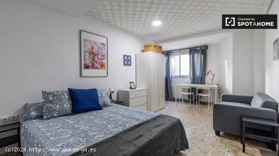 Encantadora habitación con cama doble en alquiler en Patraix - VALENCIA