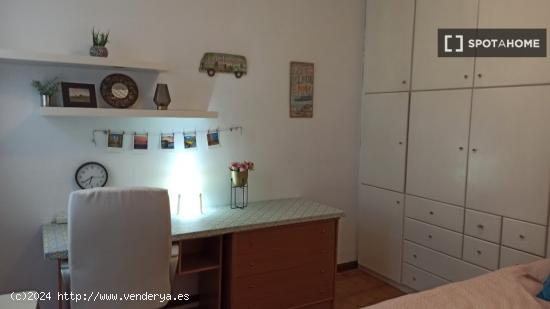 Se alquila habitación en apartamento de 5 dormitorios en Extramurs, Valencia. - VALENCIA