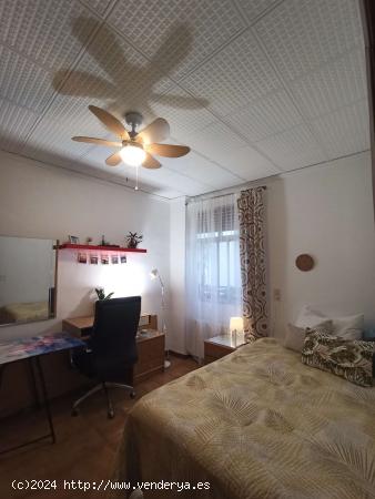 Se alquila habitación en apartamento de 5 dormitorios en Extramurs, Valencia. - VALENCIA