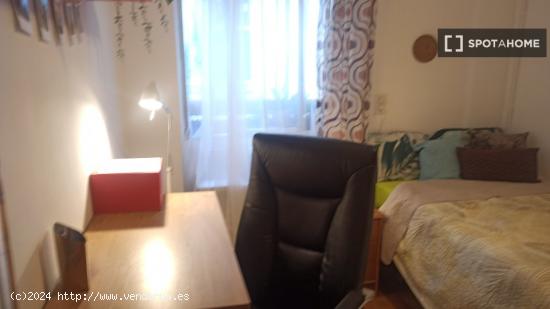 Se alquila habitación en apartamento de 5 dormitorios en Extramurs, Valencia. - VALENCIA