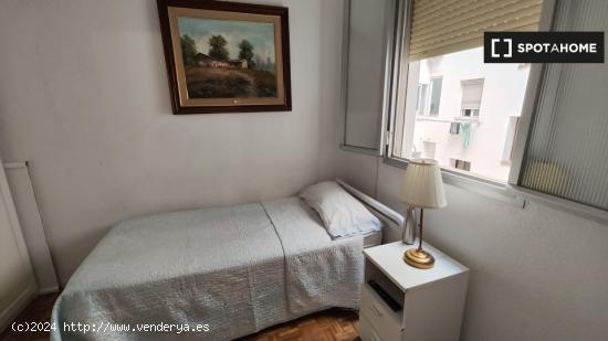 Acogedora habitación ideal para hombres solteros en alquiler en apartamento de 3 dormitorios en Ret