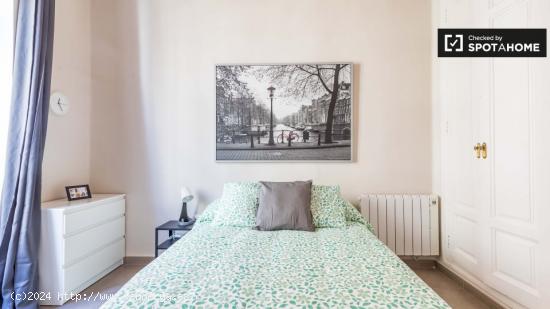 Hermosa habitación con cama doble en alquiler en el Eixample. - VALENCIA