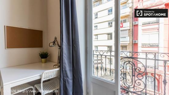 Hermosa habitación con cama doble en alquiler en el Eixample. - VALENCIA