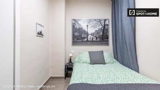 Se alquila habitación grande con cama doble en el Eixample - VALENCIA