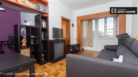 Acogedora habitación con cama doble en alquiler en Gràcia - BARCELONA