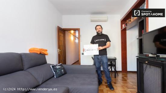 Acogedora habitación con cama doble en alquiler en Gràcia - BARCELONA