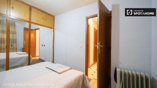 Cómoda habitación para mujeres en apartamento de 2 dormitorios en Getafe - MADRID