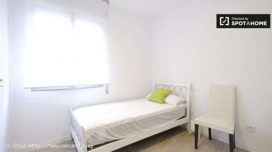 Elegante habitación ideal para mujeres profesionales y postgraduados en un apartamento de 6 habitac