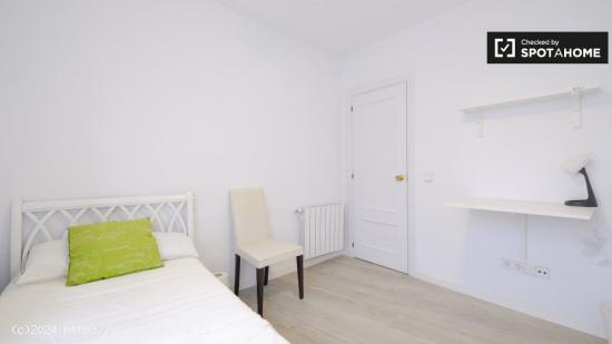 Elegante habitación ideal para mujeres profesionales y postgraduados en un apartamento de 6 habitac